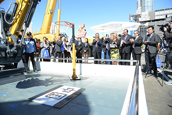 徐工XE35U液壓挖掘機(jī)現(xiàn)場揮毫潑墨、投籃表演，成為展場上的“閃亮明星”